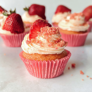 Strawberry Crunch Cupcakes 33 Strawberry Crunch Cupcakes 1